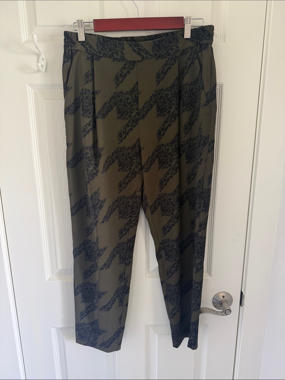 AllSaints Women’s Olive Green Black Print Tapered Pants Size 6 NWT - Picture 2 of 11